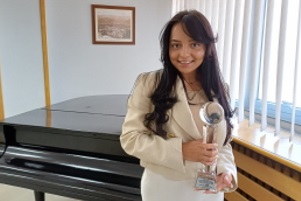 Maraya Slavova holding the award 1 - Kingly: Prize for upcycling project